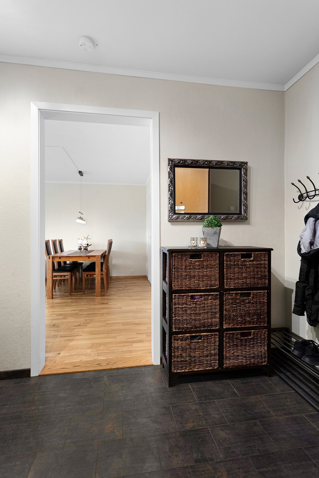 Entré med laminat på gulv, malte vegger og malt himling Galleribilde