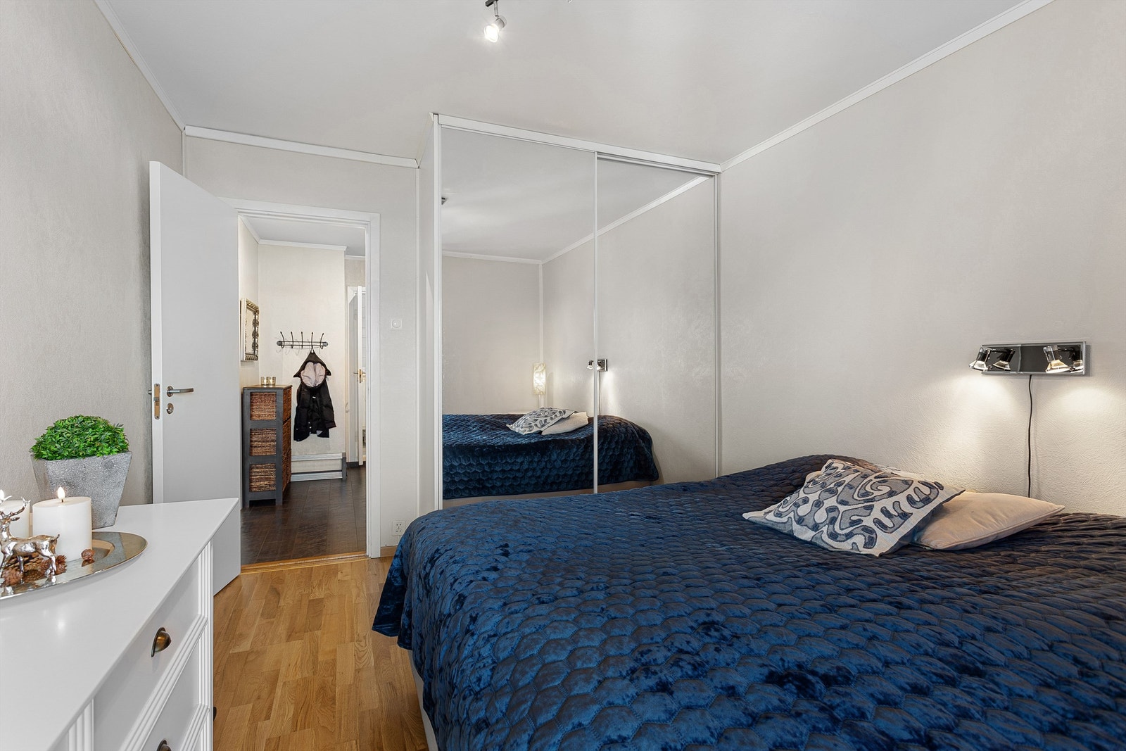 Soverom med skyvedørsgarderobe som har speilfronter Galleribilde