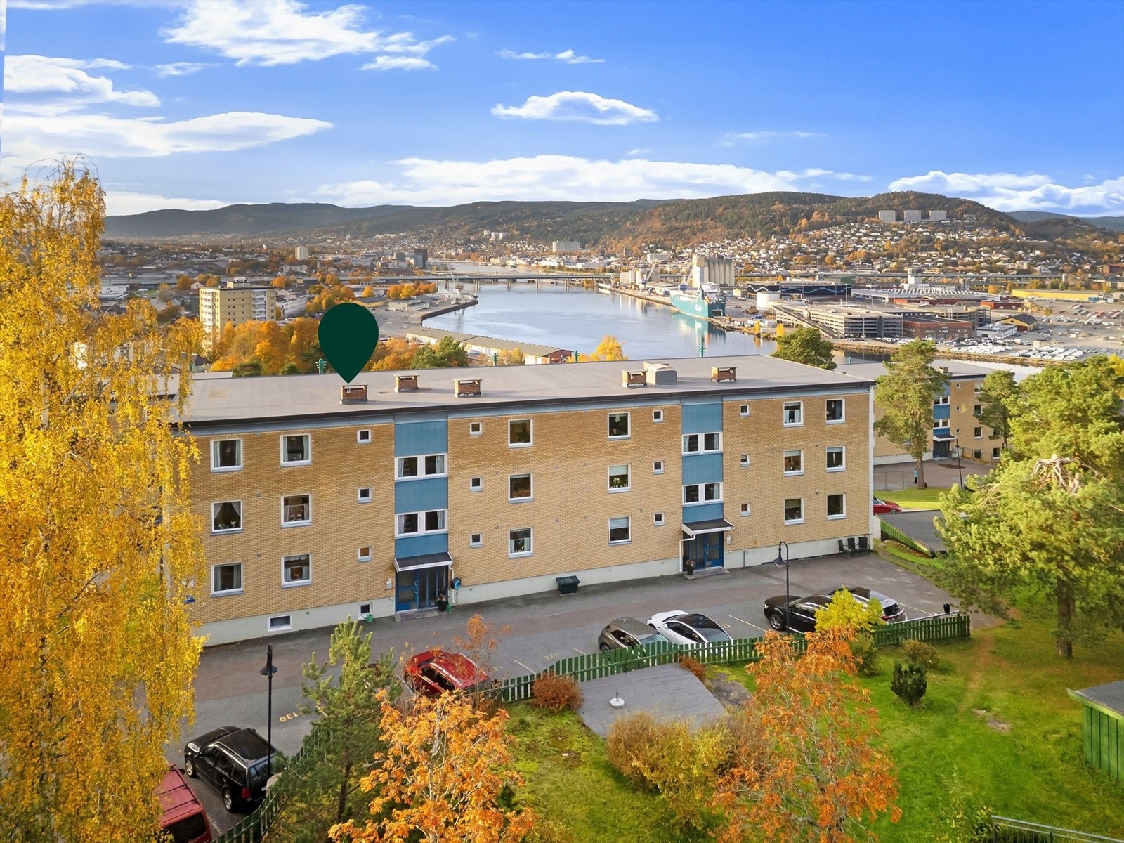 Kort gangavstand til lekeplass, idrettsplass og flott turterreng med lysløype Galleribilde