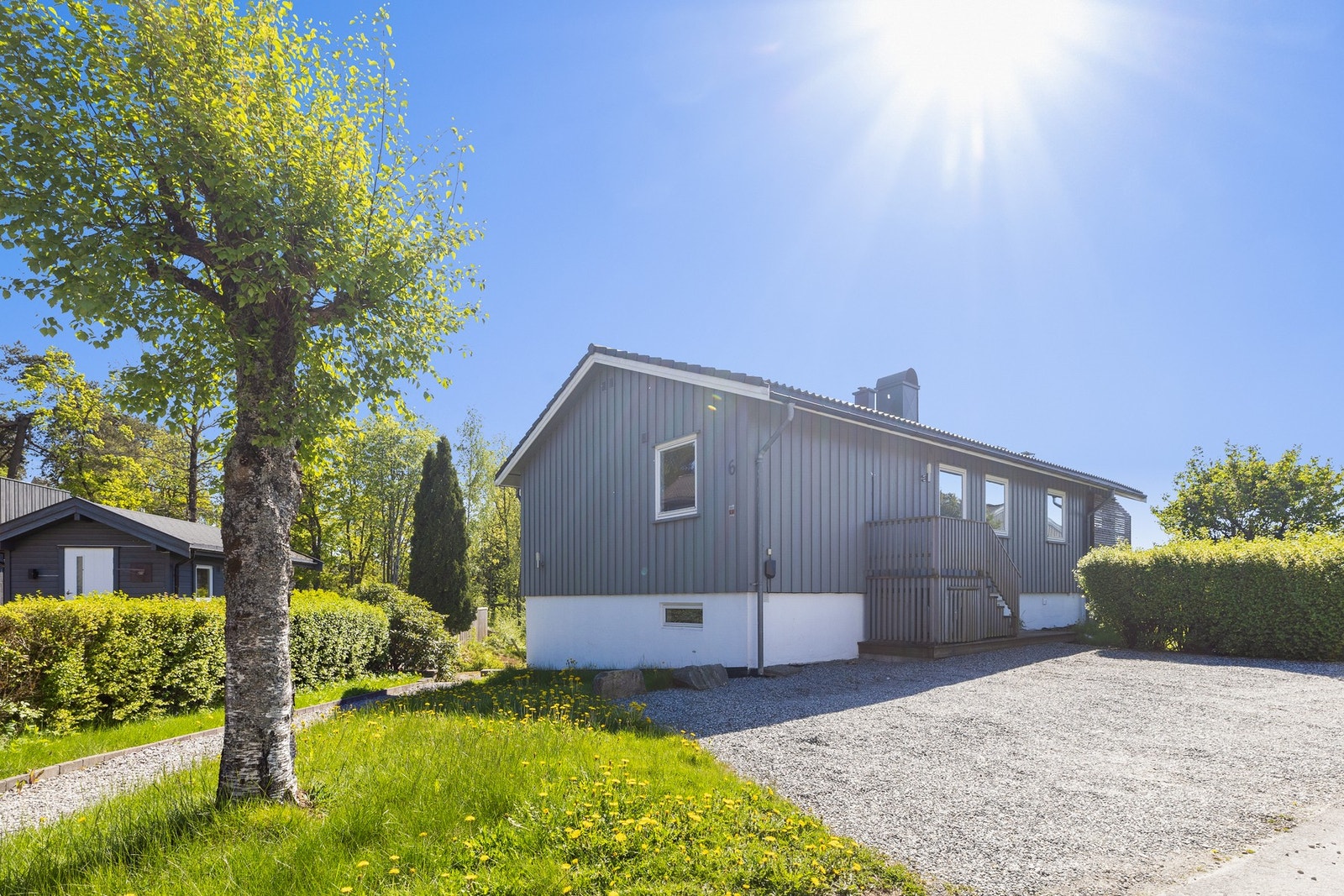 Parkering i gruslagt gårdplass. Galleribilde