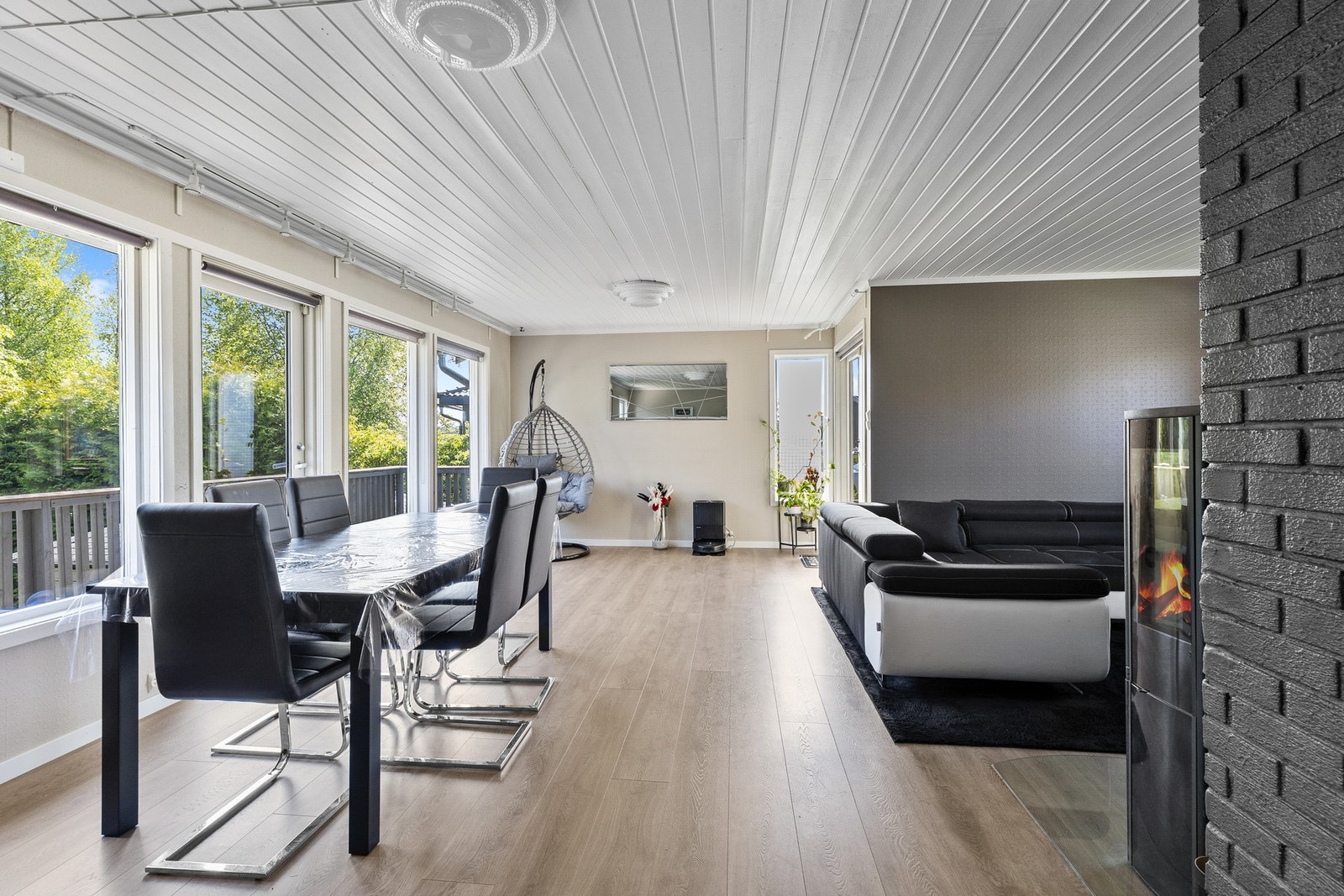 Stor stue med åpen løsning mot spisestue. Galleribilde