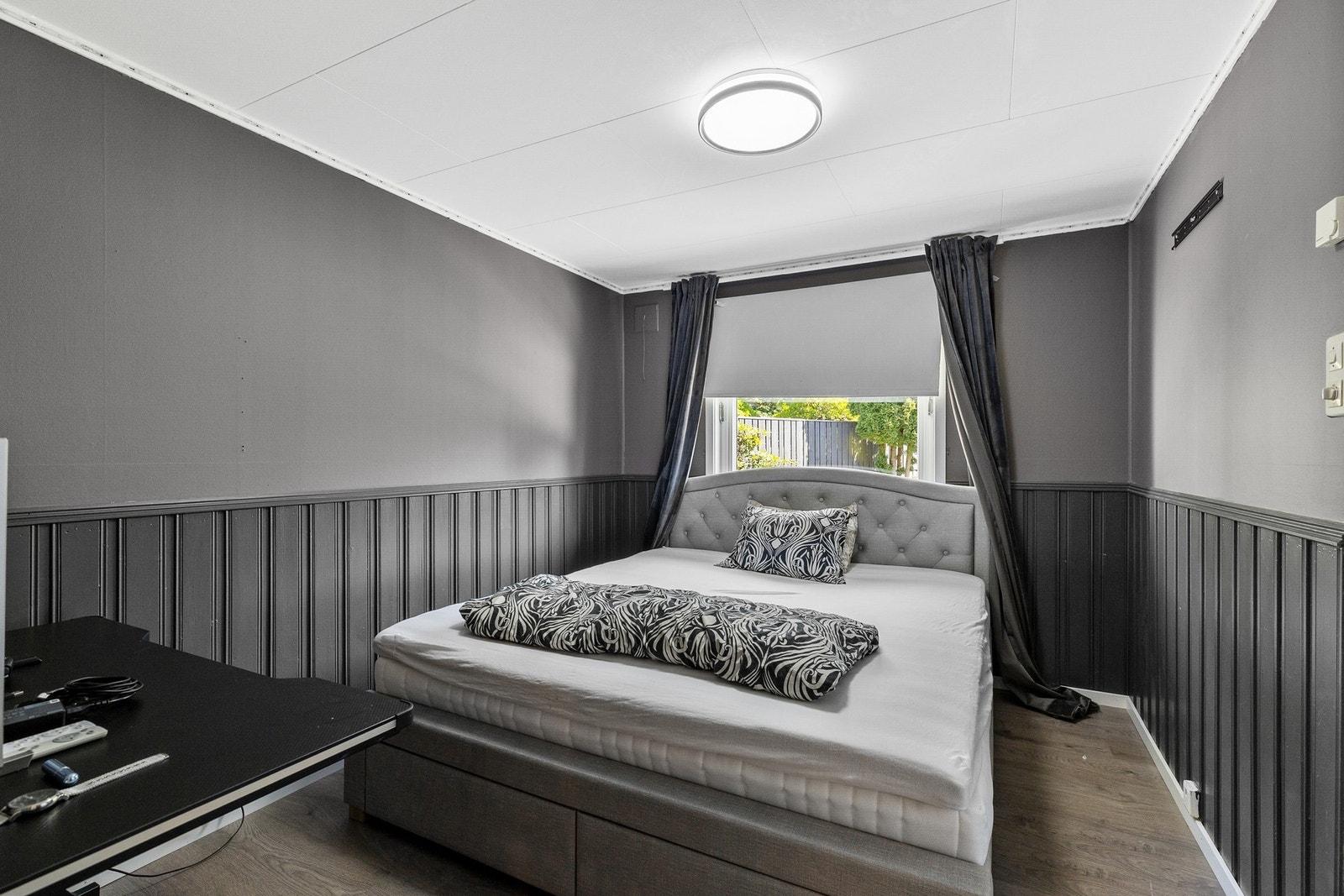 Koselig soverom med plass til seng og kontorplass Galleribilde