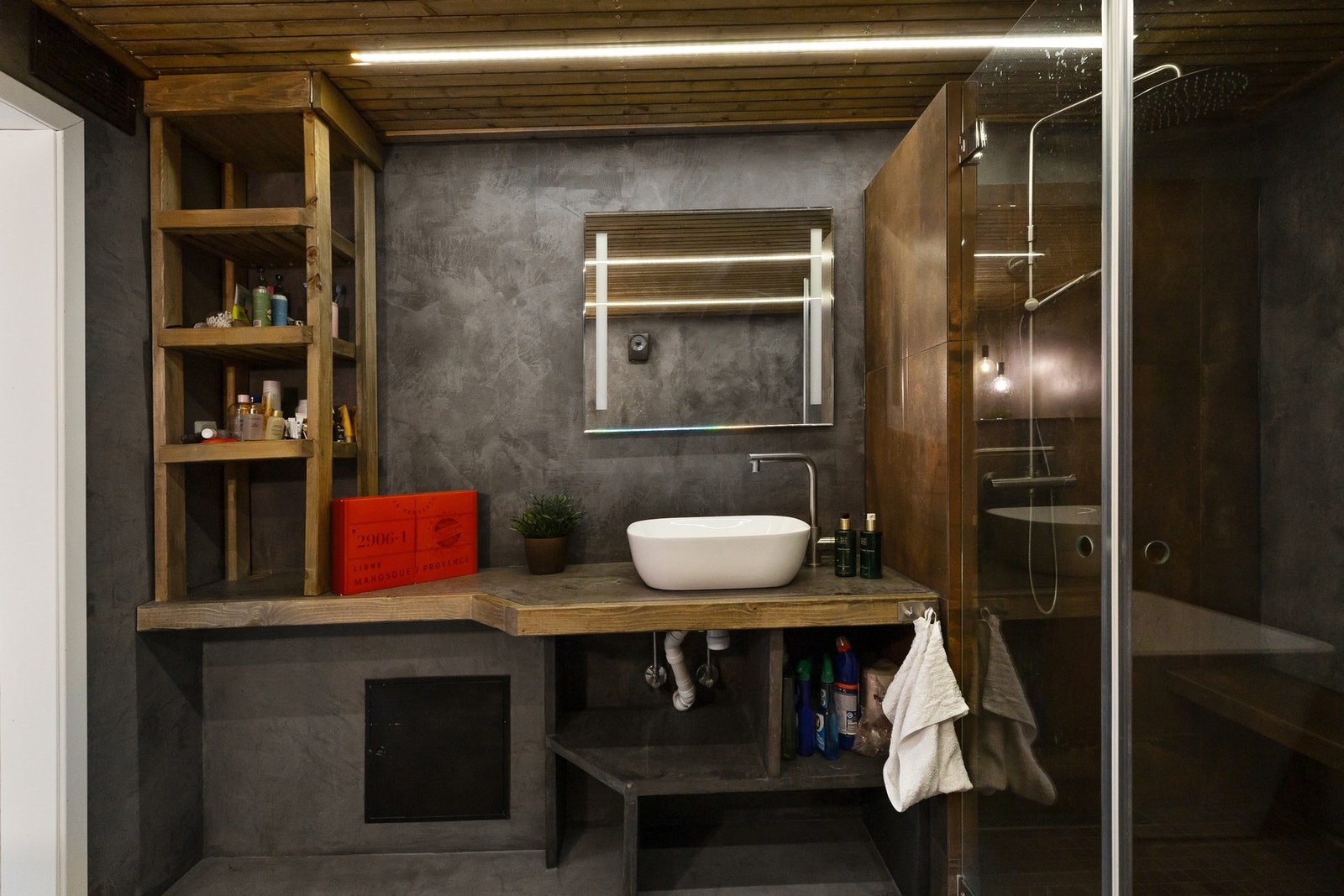 Plassbygd servantbenk med keramisk servant, ettgreps servantarmatur og speil med belysning Galleribilde