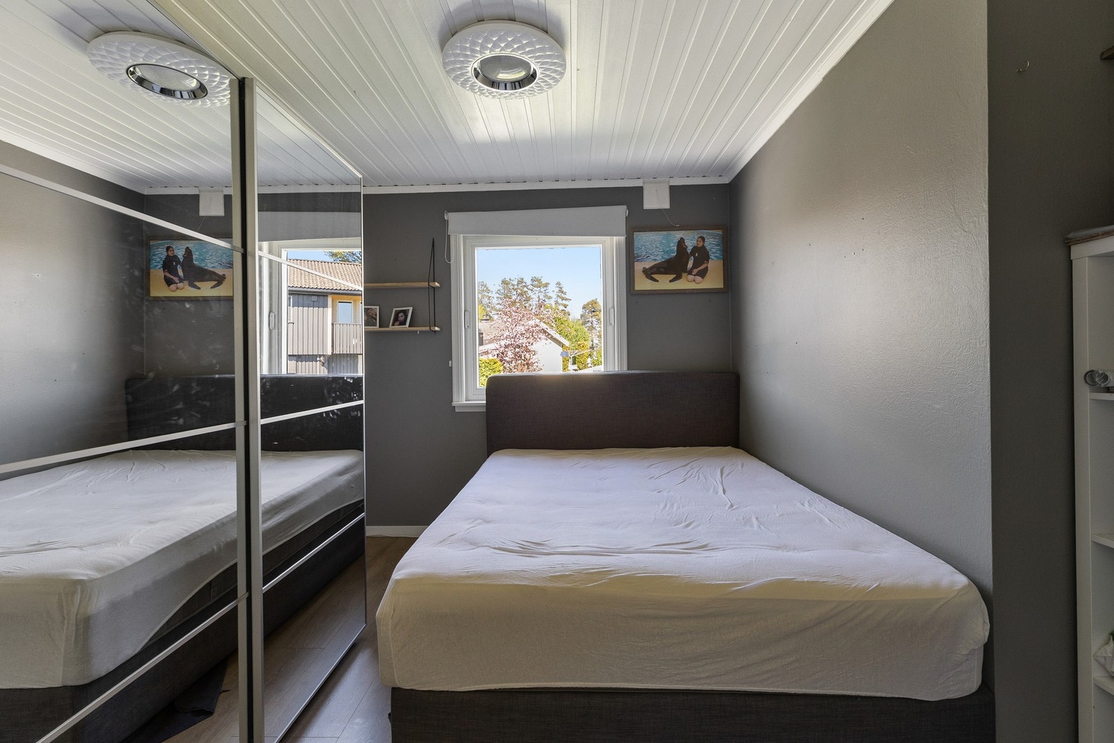 Fint soverom med plass til seng og tilhørende møblement. Galleribilde