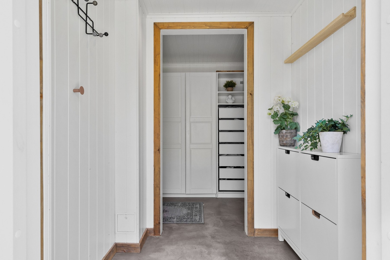 Lys entre/ gang med hengeplass til ytterklær og garderobeløsning Galleribilde