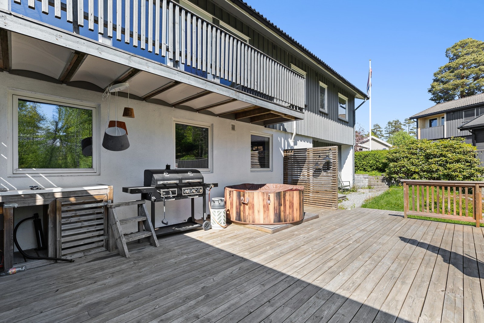 Solrik sydvendt terrasseplatting på ca. 40 m² med plassbygget utekjøkken Galleribilde
