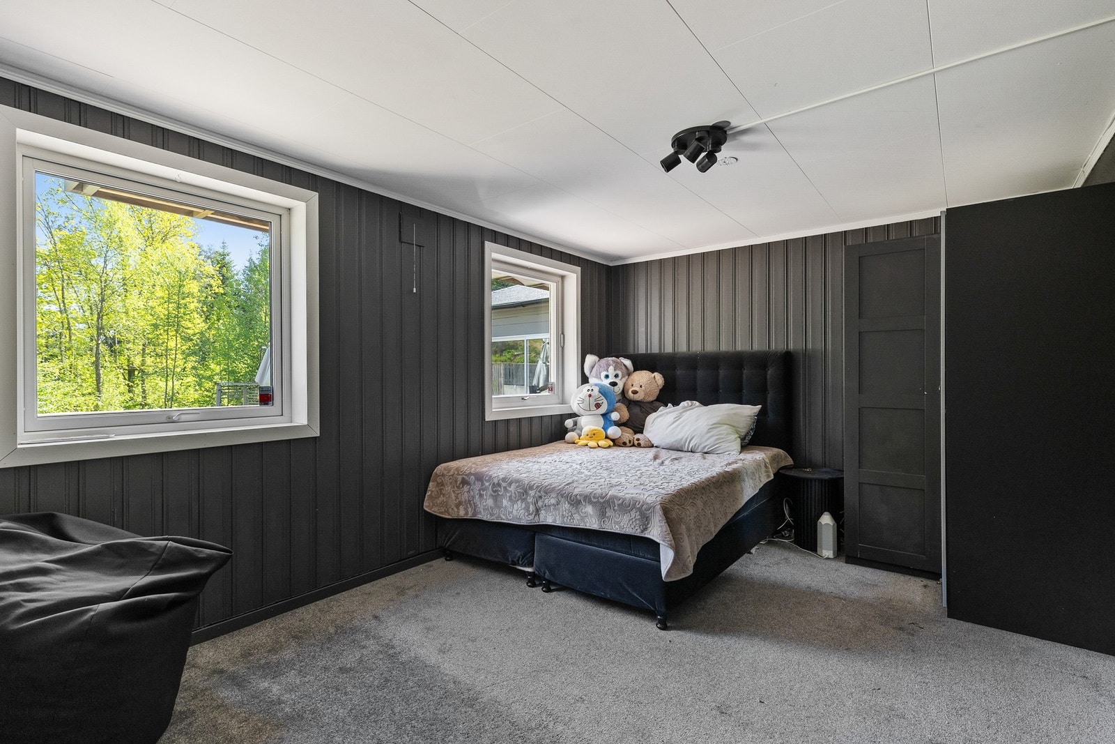 Romslig soverom med plass til dobbeltseng og tilhørende møblement Galleribilde