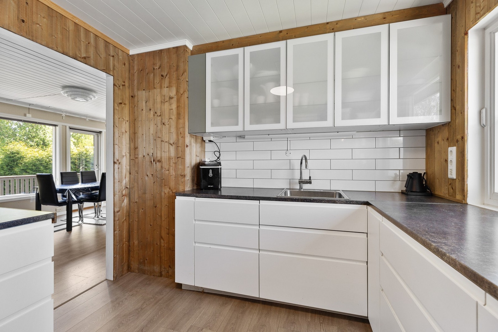 Overskap med frostet glass, integrerte håndtak/grep og laminerte benkeplater. Galleribilde