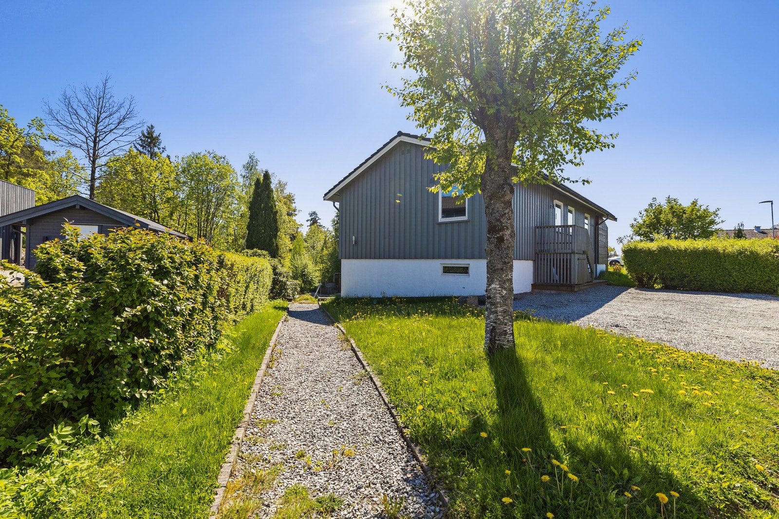 Gruslagt gårdsplass med biloppstillingsplasser på egen eiendom Galleribilde