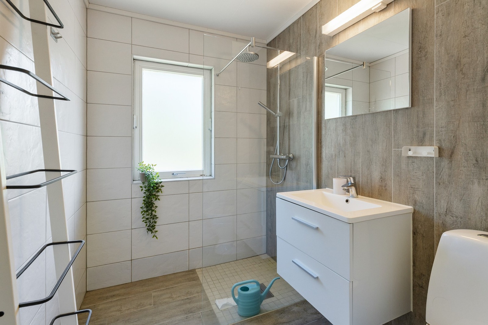 Servantinnredning med hvite høyglans laminerte fronter, heldekkende servant, ettgreps servantarmatur, speil og lysarmatur Galleribilde