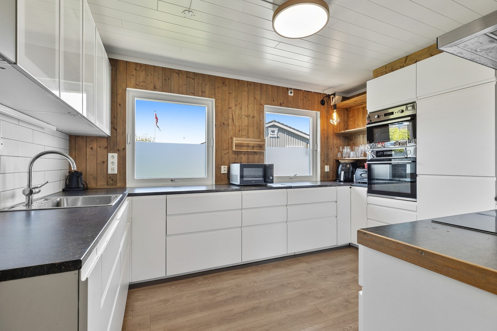 Separat kjøkken med IKEA kjøkkeninnredning fra 2015 med hvite glatte fronter, Galleribilde