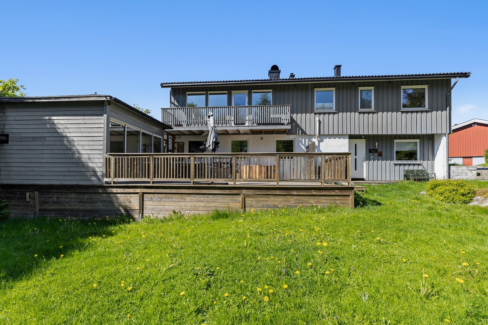 Fint skrånende opparbeidet hage med plenarealer Galleribilde