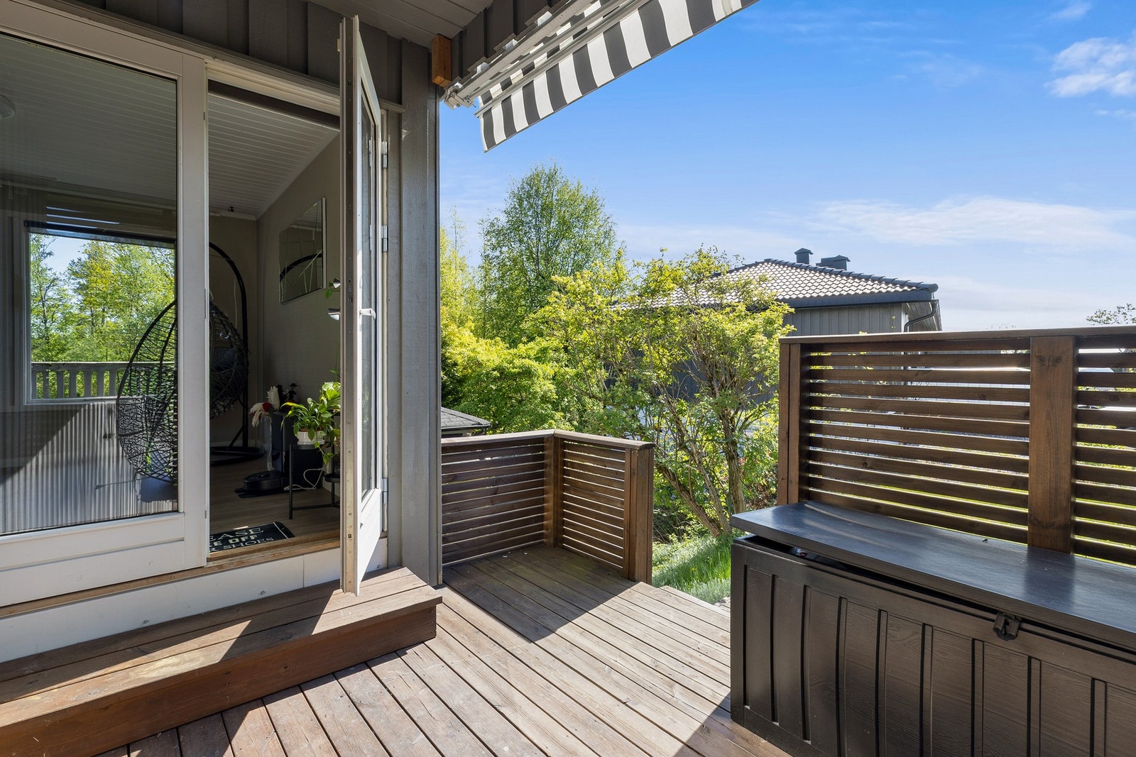 Vestvendt overbygget terrasse på ca. 8 m² med utgang fra stue. trapp ned til terrasseplatting. . Downlights i tak, terrassevarmer og solmarkise Galleribilde
