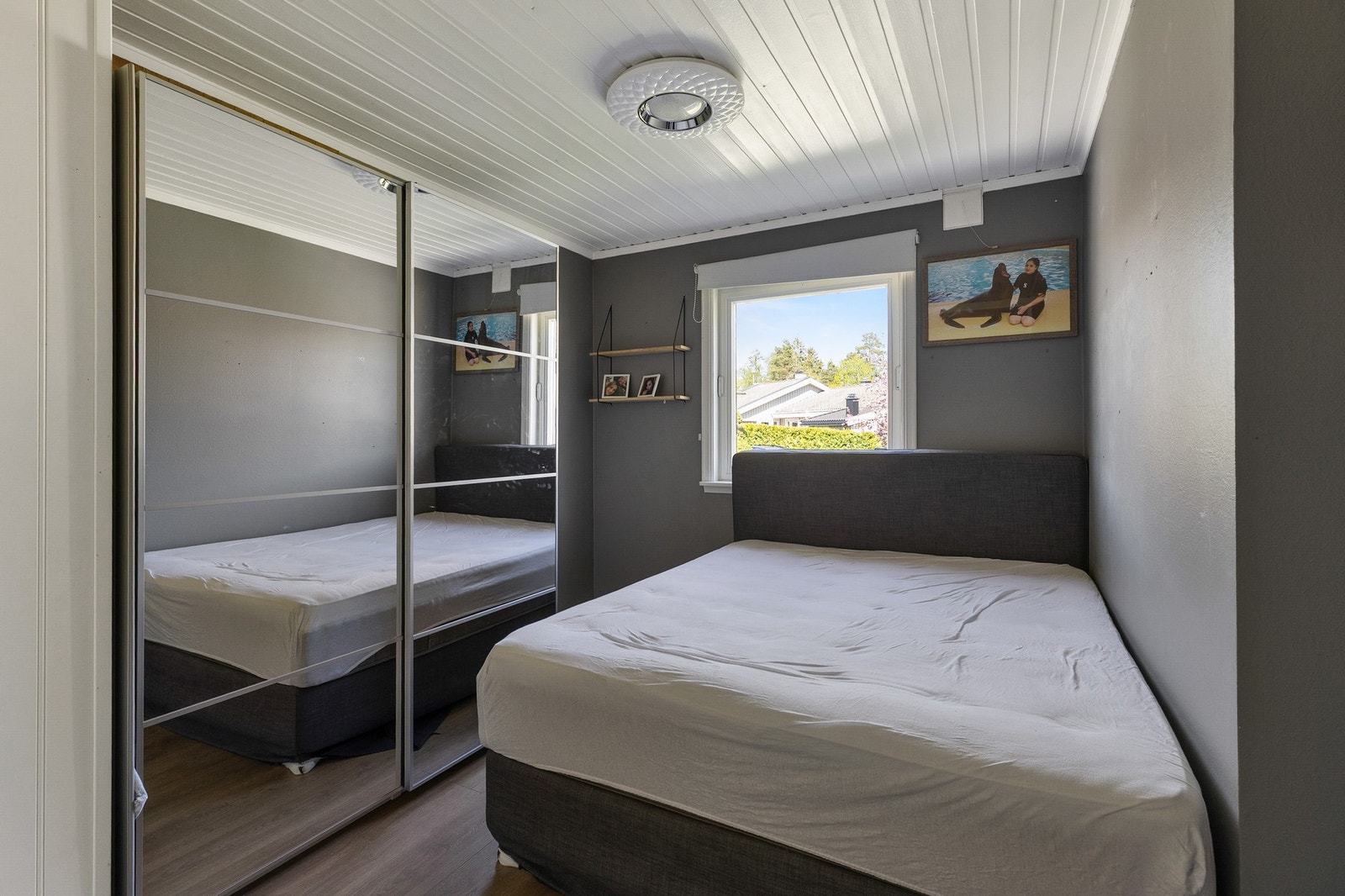 Stor skyvedørsgarderobe med glassdører Galleribilde