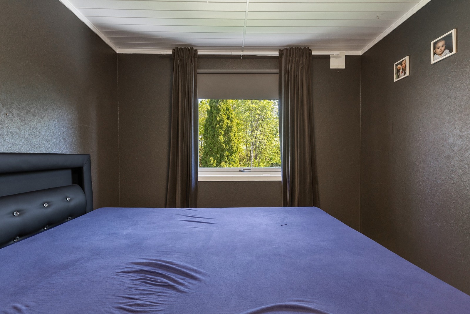 Koselig soverom med plass til seng og tilhørende møblement Galleribilde