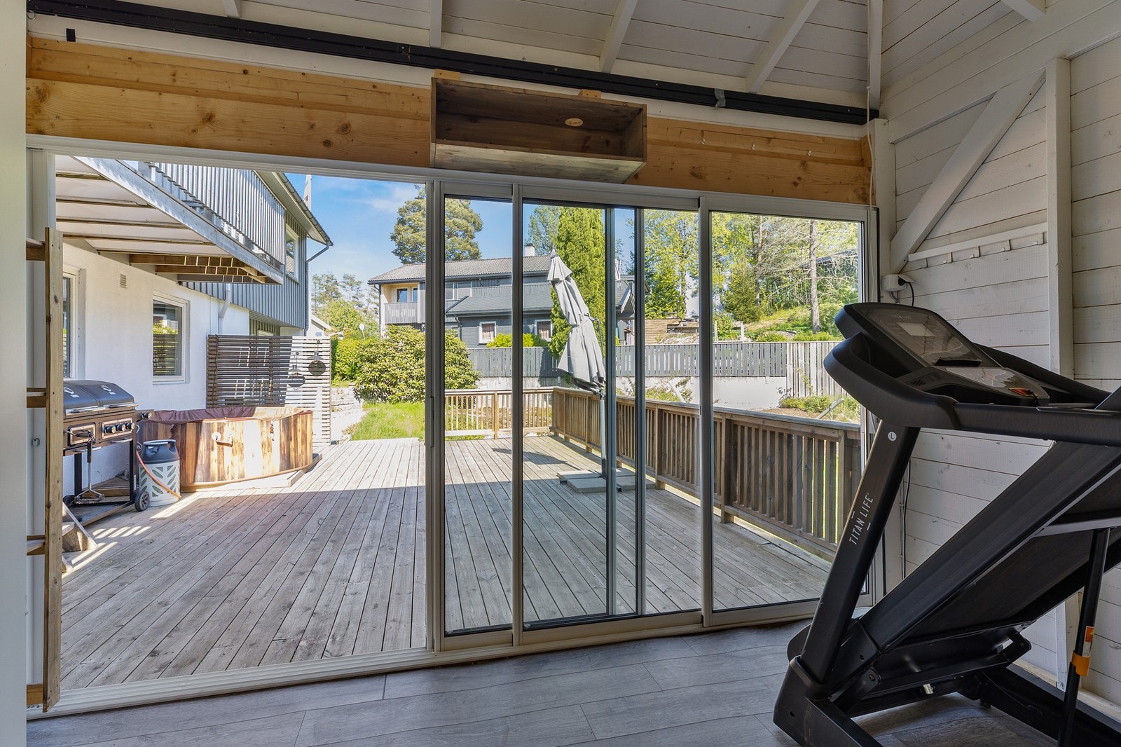 Utestuen med skyvedører er oppført på terrasseplatting Galleribilde