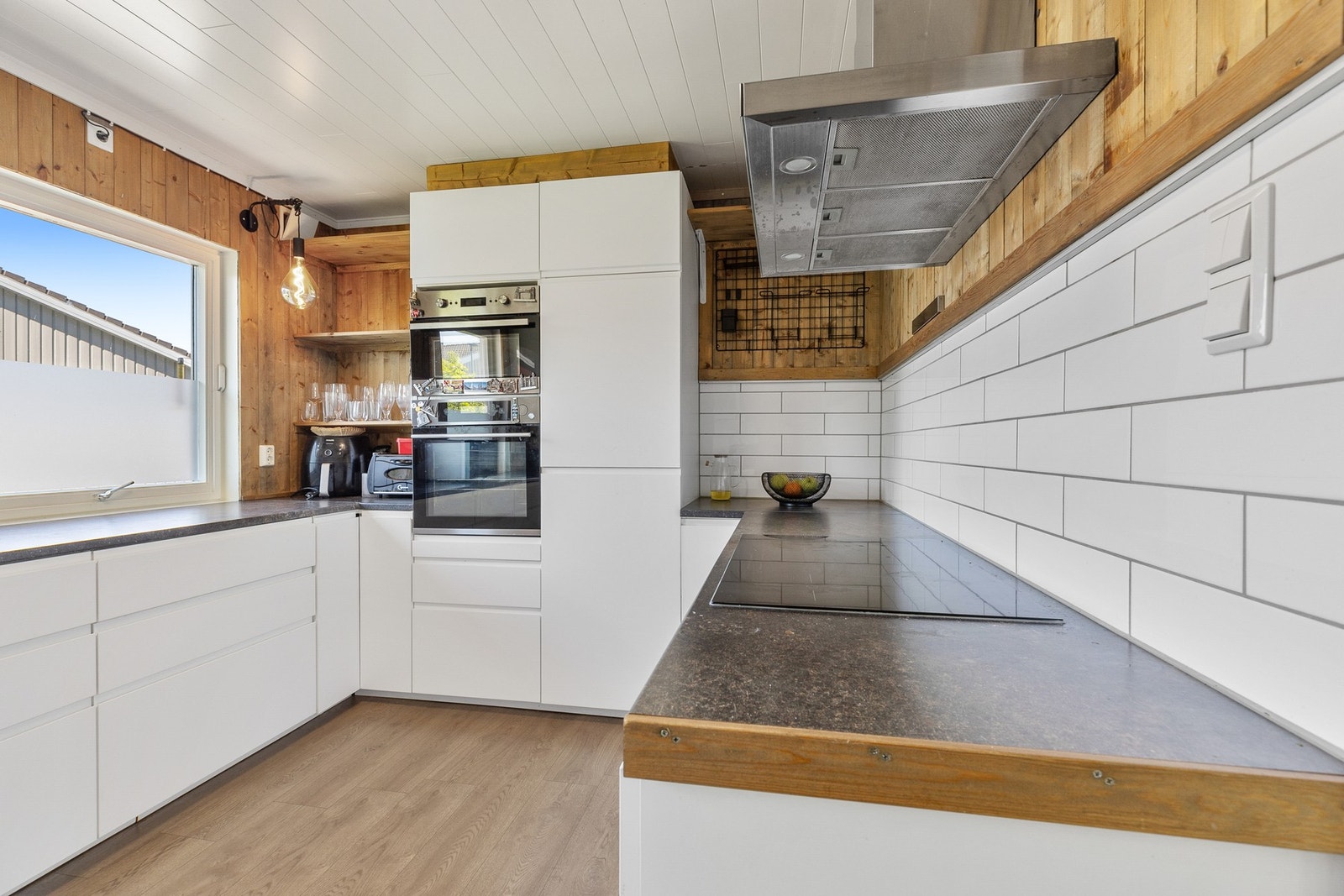 Integrert AEG oppvaskmaskin, samt integrert IKEA induksjonostopp, mikrobølgeovn, stekeovn og kombinert kjøle-/fryseskap Galleribilde