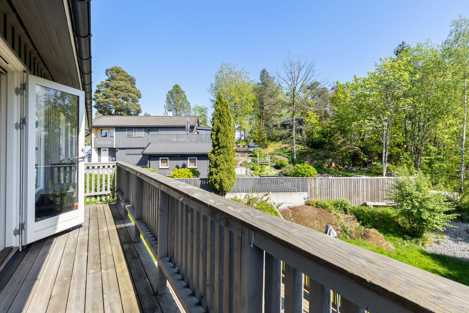 Sydvendt balkong på ca. 7 m². Bjelkelag og spaltegulv i treverk. Rekkverk i treverk. Galleribilde