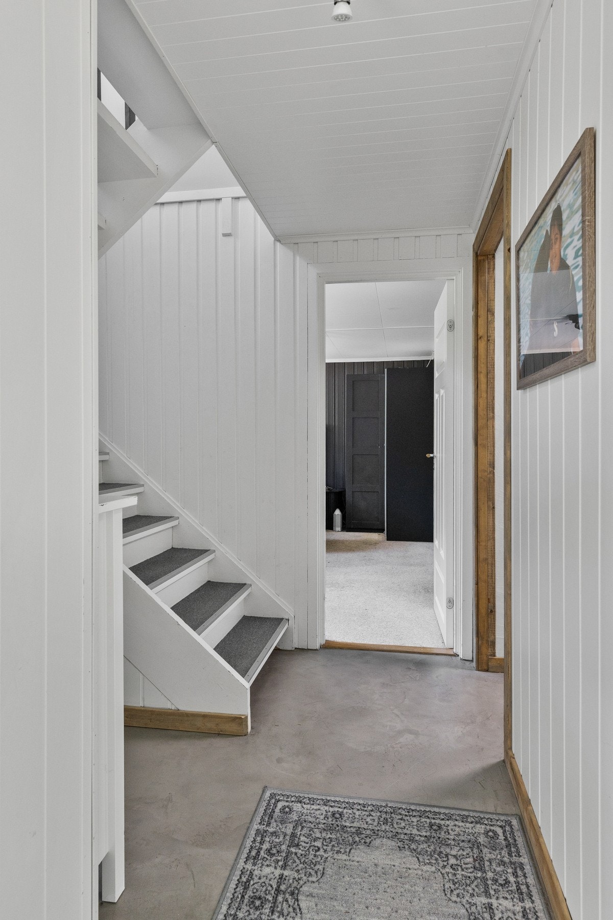 Trappeløp med praktisk kott til under trapp i entré Galleribilde
