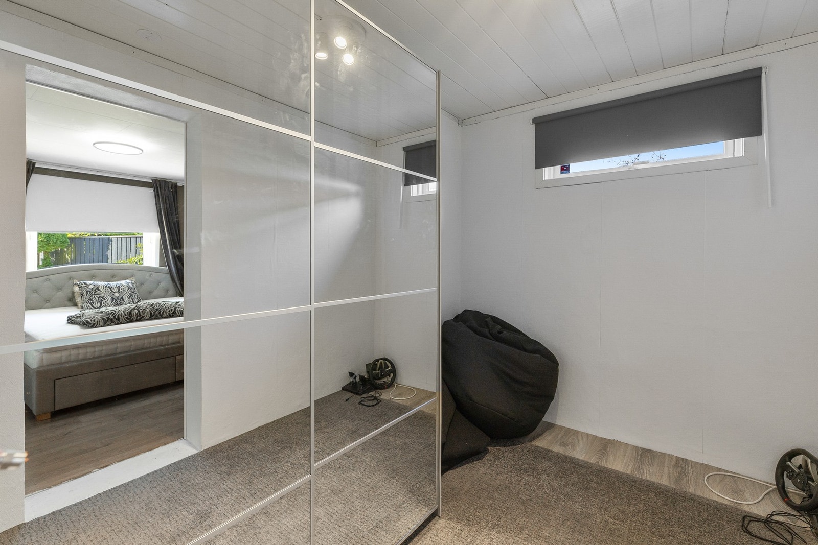 Garderobeskap med speildører Galleribilde