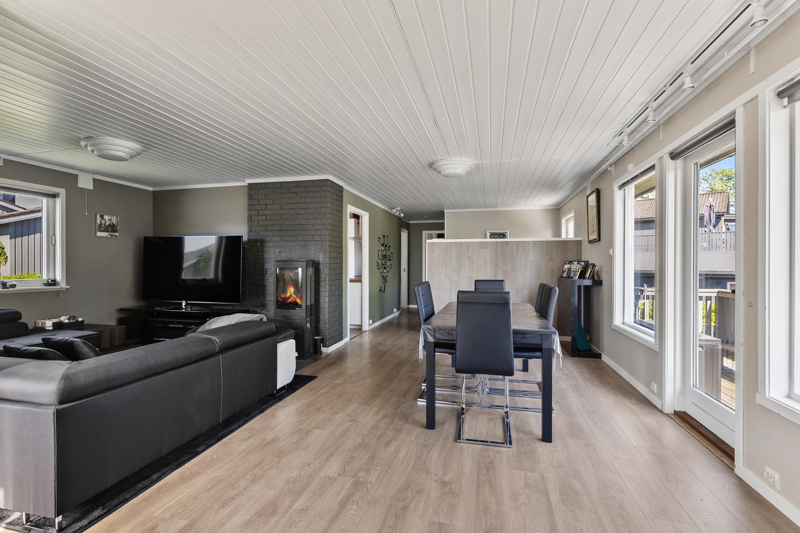 Romslig stue med plass til sofagruppe og spisebord Galleribilde