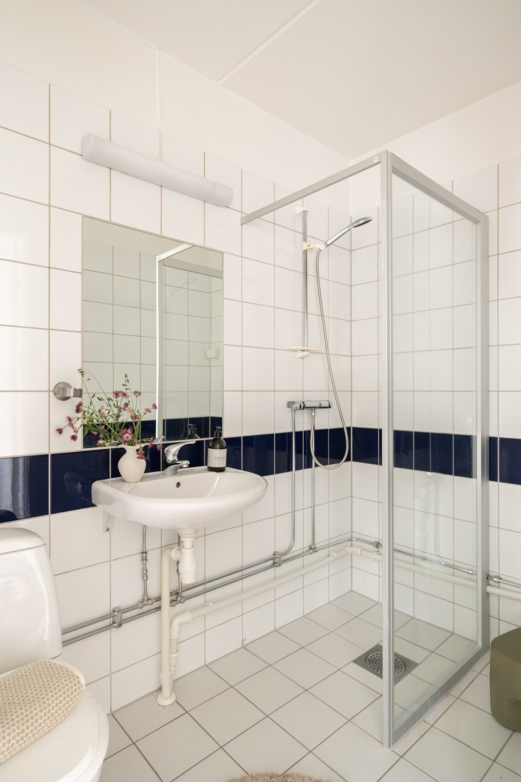 Her er det installert servant, toalett, dusjvegger/hjørne og opplegg for vaskemaskin. Det er mekanisk avtrekk. Galleribilde