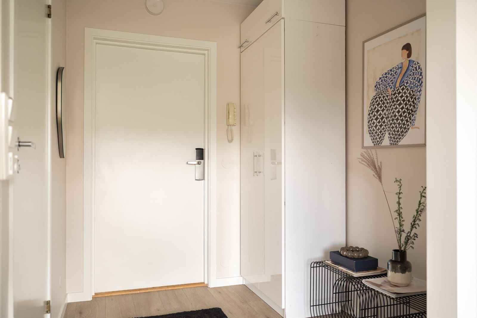 Det er heisadkomst til etasjen boligen ligger i, samt dørcallingsanlegg med porttelefon ved inngangsdøren. Galleribilde