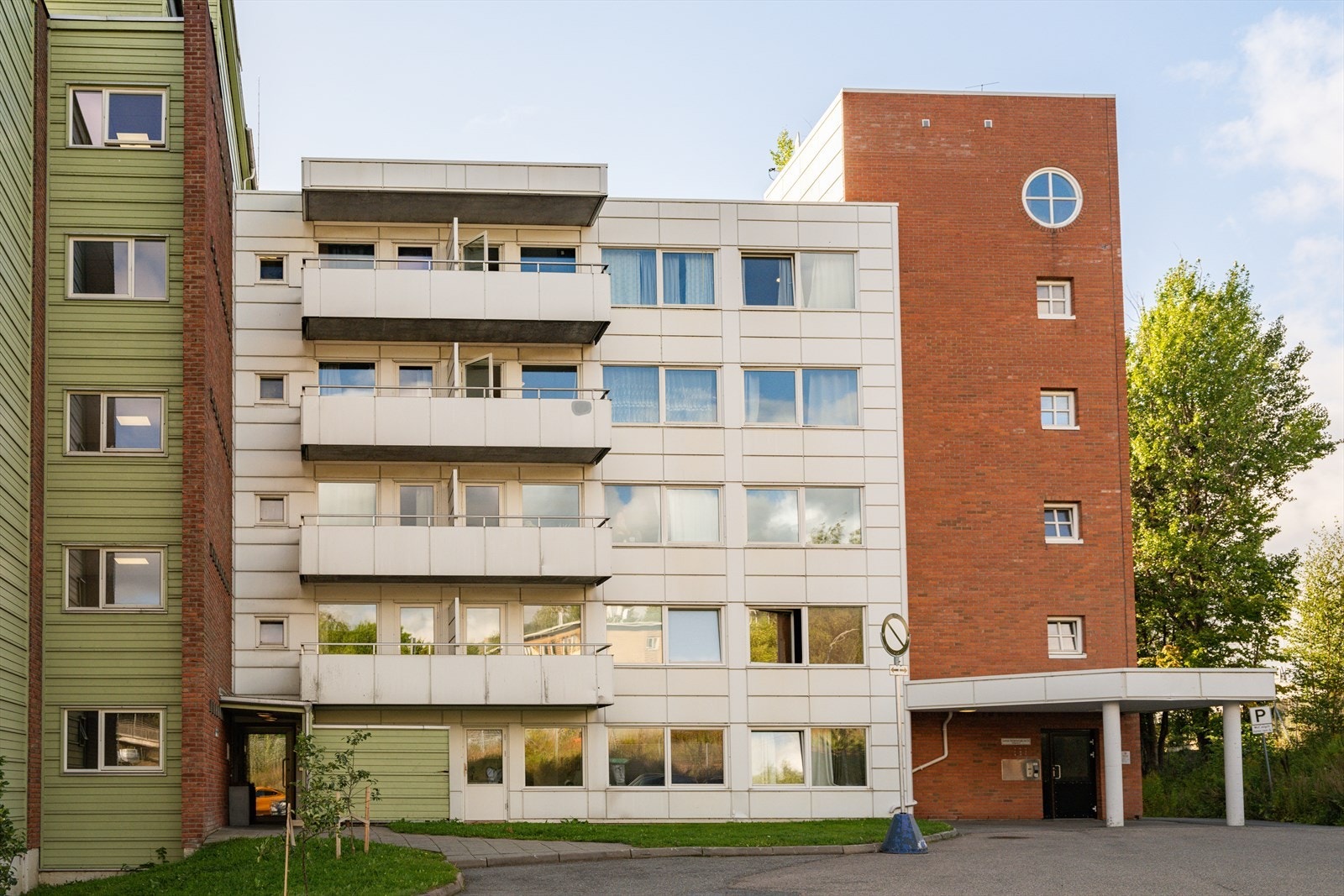 Leiligheten er en del av Gunnar Schjelderups vei 33 Borettslag, laget består av 99 andeler/leiligheter. Galleribilde