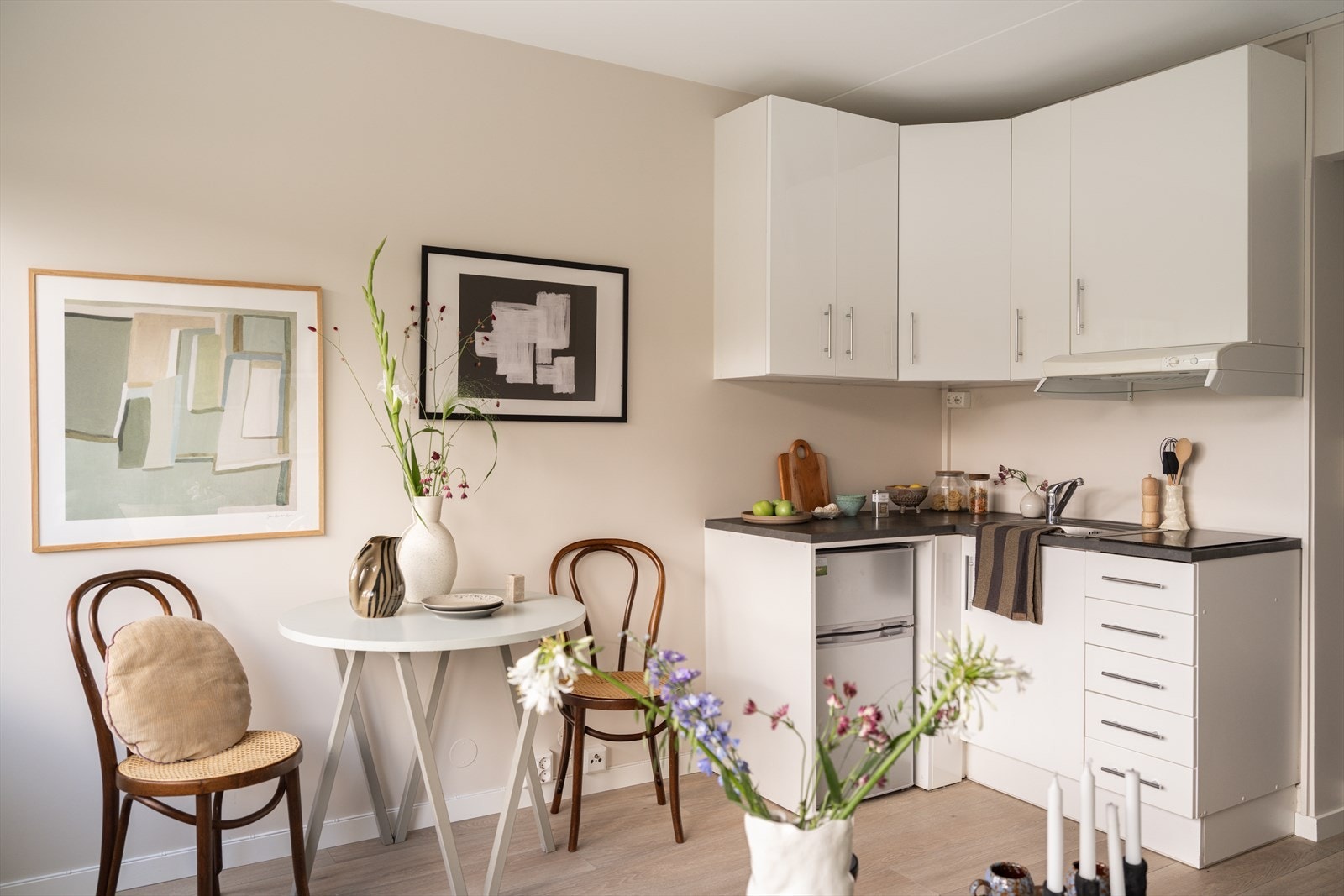 Tidsriktig glatt innredning med laminat benkeplate med nedfelt stålkum. Hvitevarer består av nedfelt keramisk topp og kjøl/frys. Det er avtrekk via sentralt avtrekksanlegg i bygget. Galleribilde