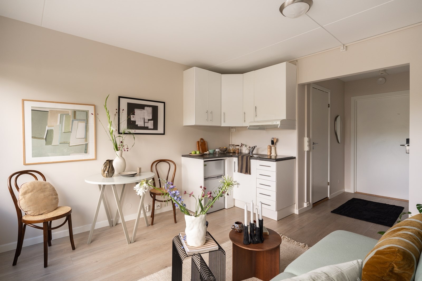 Åpen stue-/kjøkkenløsning som skaper en sosial atmosfære. Galleribilde