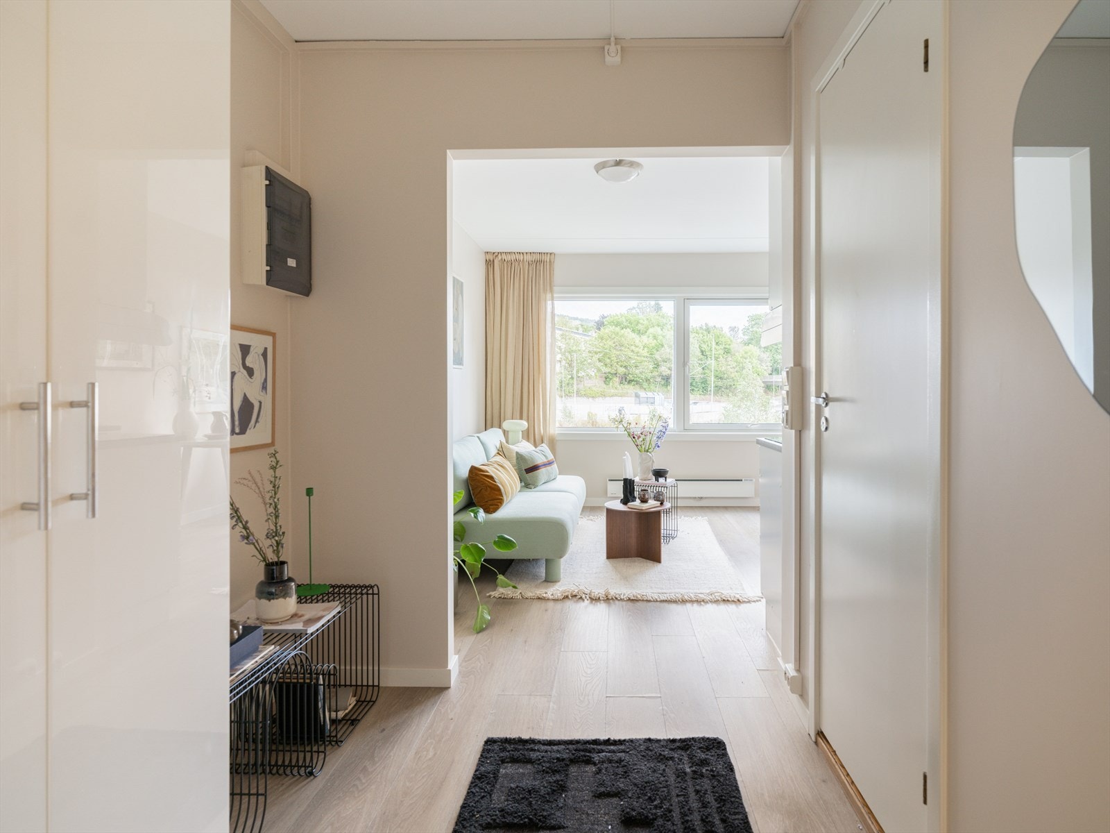 Innbydende inngangsparti som gir et godt førsteinntrykk av leiligheten. Galleribilde