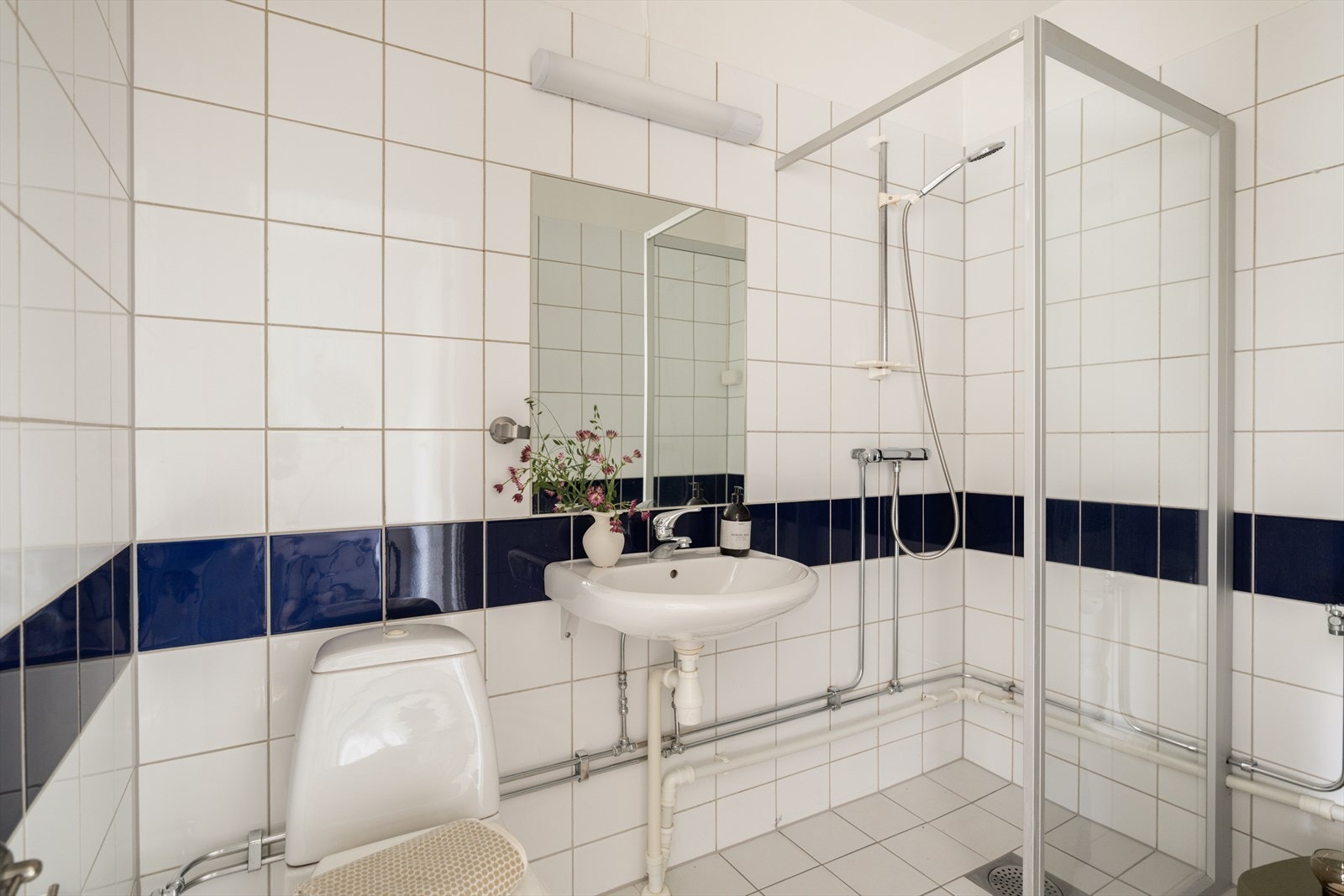 Helfliset baderom med elektriske varmekabler i gulvet. Galleribilde