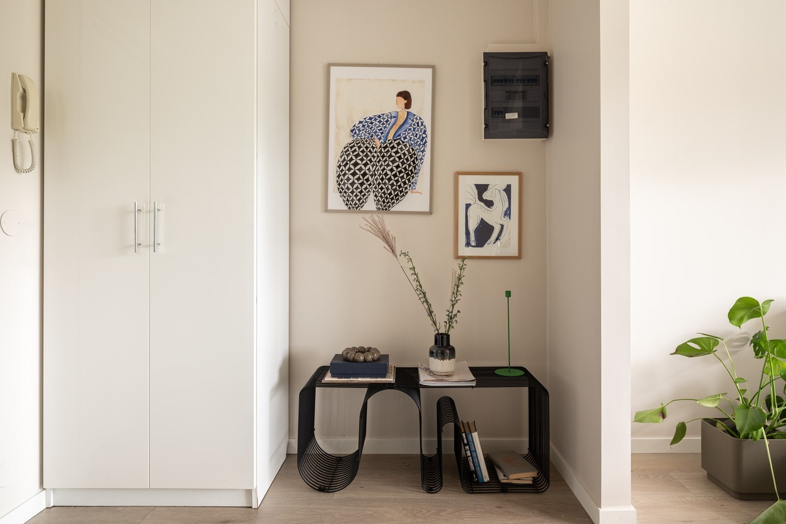 I entréen er det god plass til garderobeskap. Galleribilde