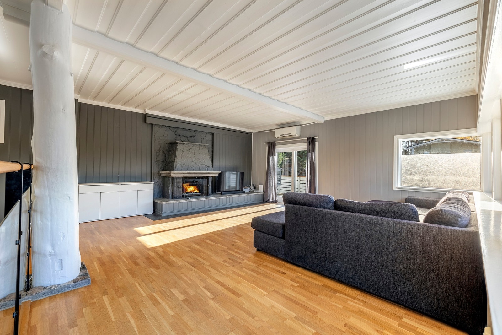 Stue med varmepumpe og peis Galleribilde
