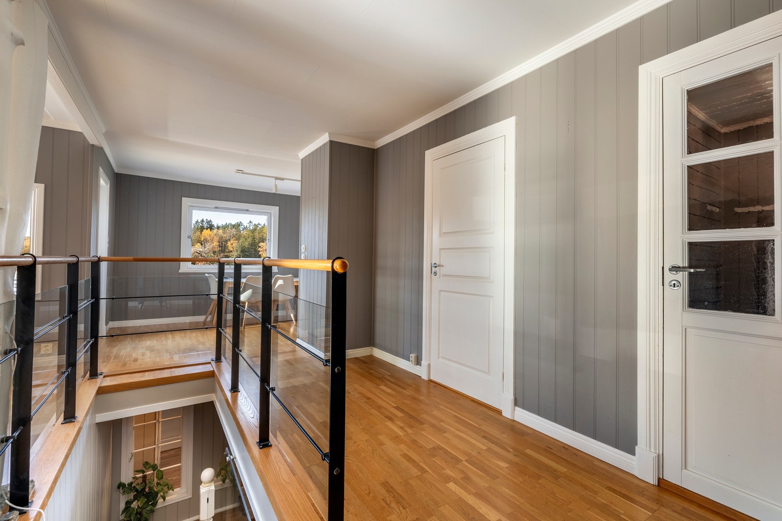 Sentralt plassert trappeadkomst til u. etasjen Galleribilde