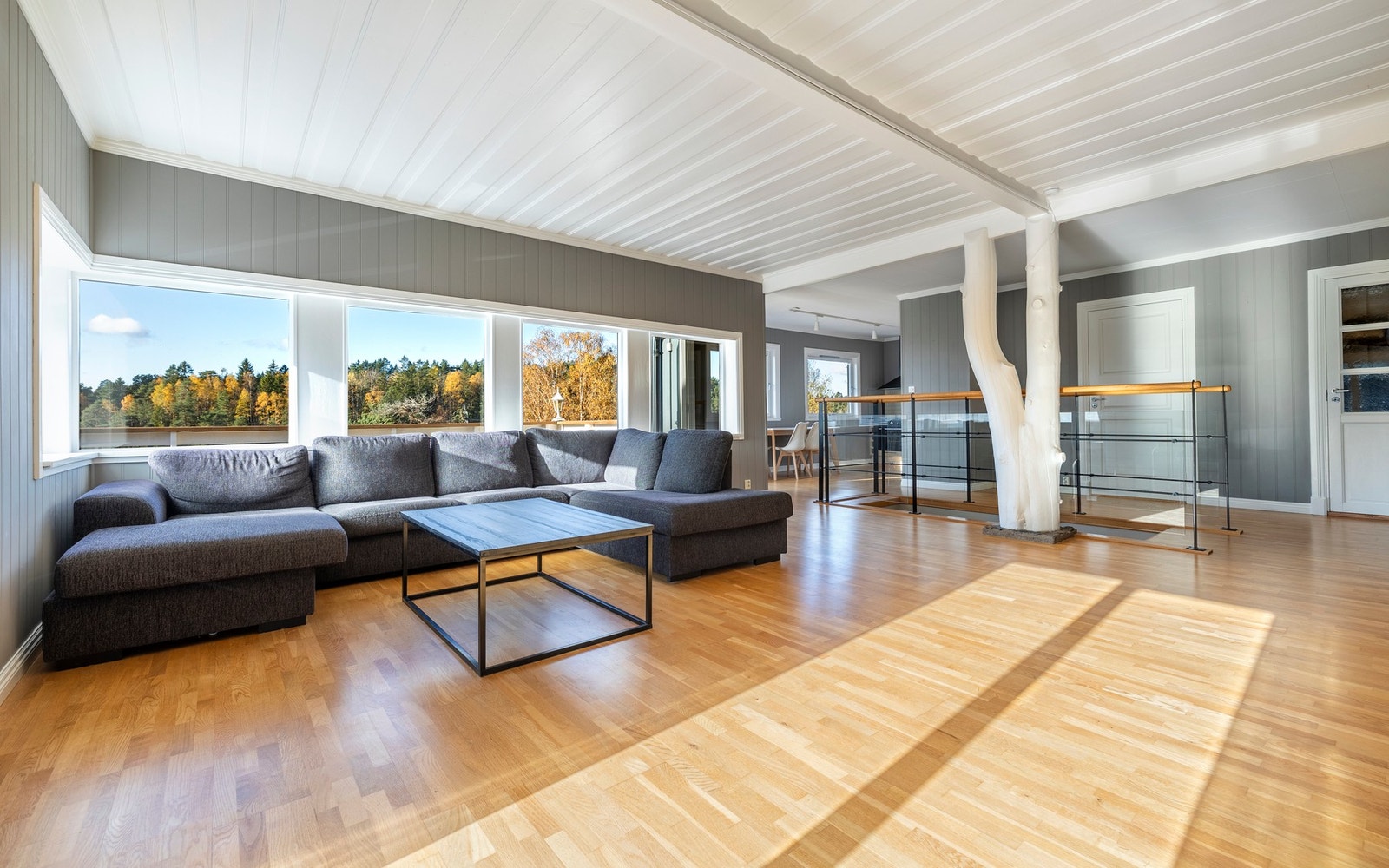 Stor og åpen stue med flere soner Galleribilde