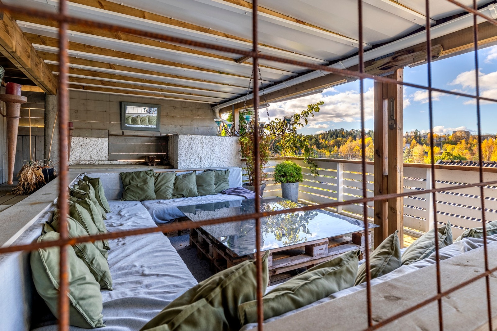 Utestue under terrasse Galleribilde