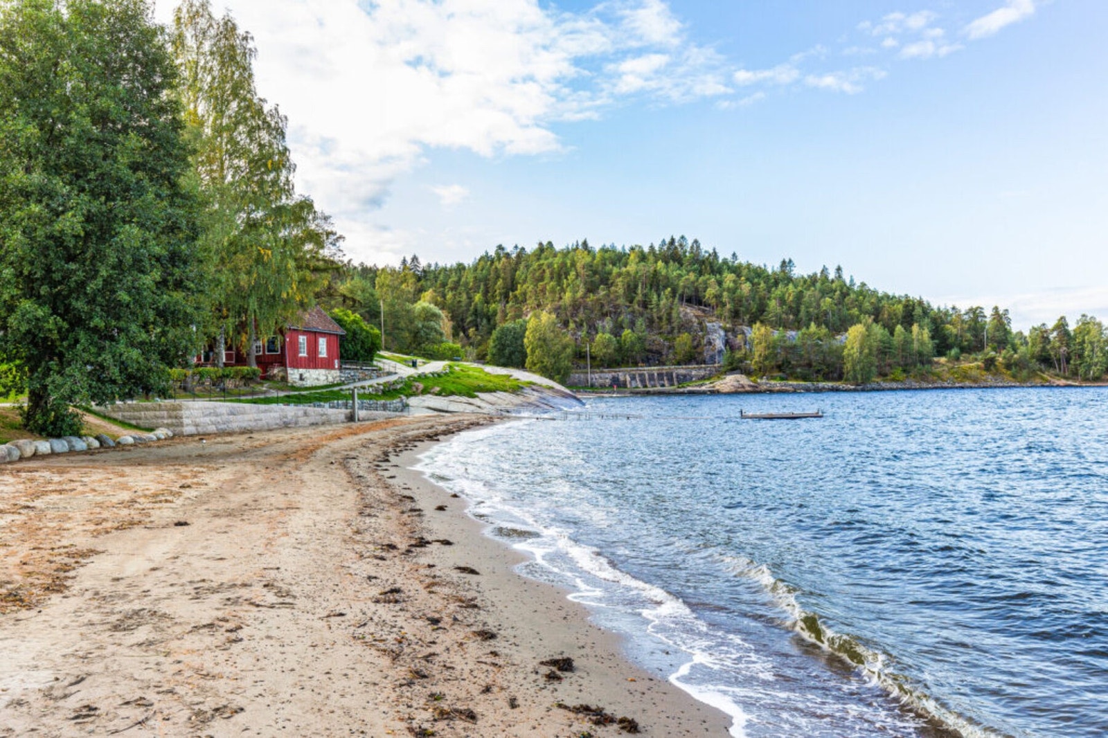 Hvervenbukta - Herlig familiestrand med fin turvei Galleribilde