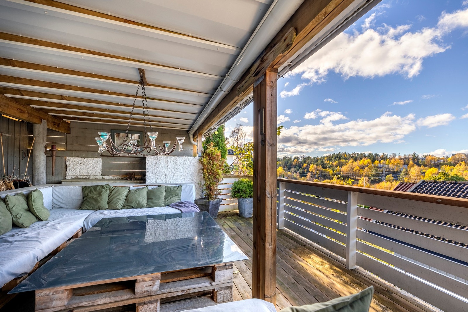 Paller/møbler takoverbygd utestue medfølger ved salg Galleribilde