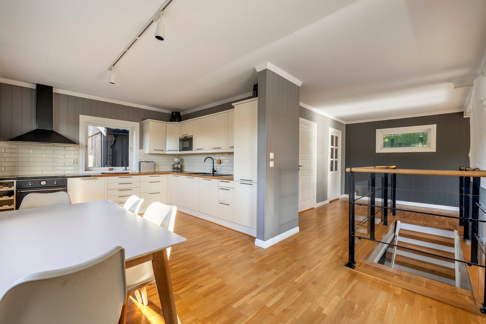 Skjermet delvis åpent kjøkken Galleribilde