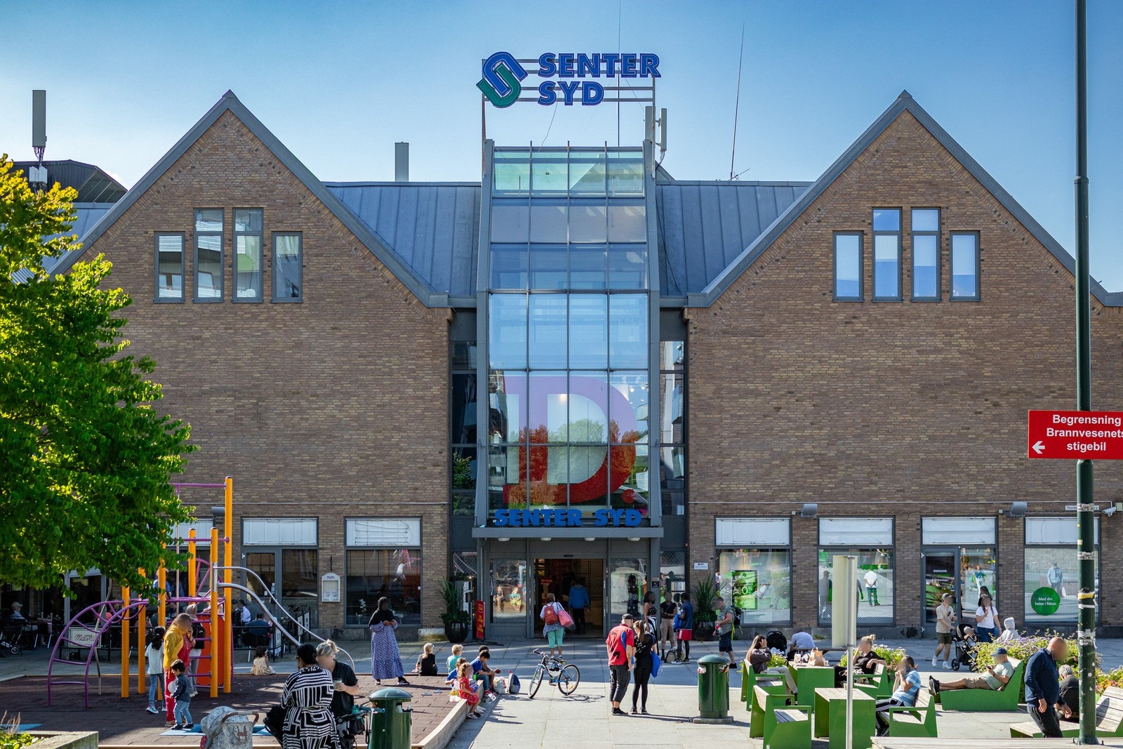 Senter Syd Mortensrud med ca. 25 ulike butikker samt baker, burger restauranter og caféer Galleribilde