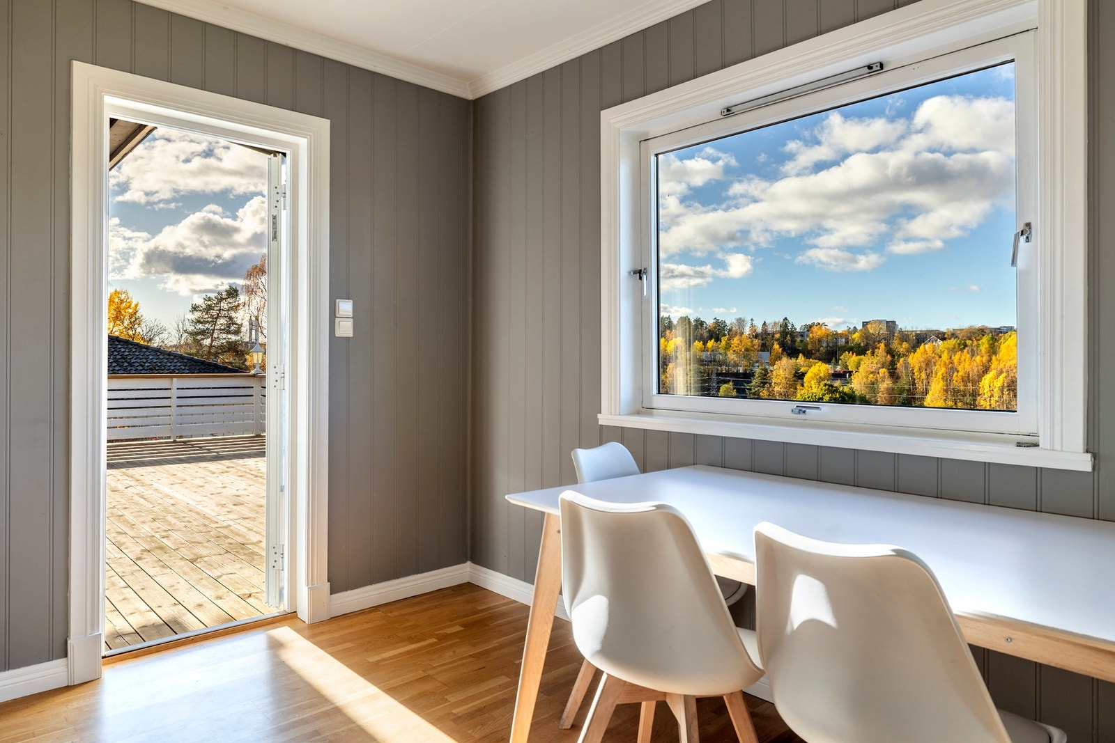 Nydelig utsikt fra kjøkken, stue og terrasse Galleribilde