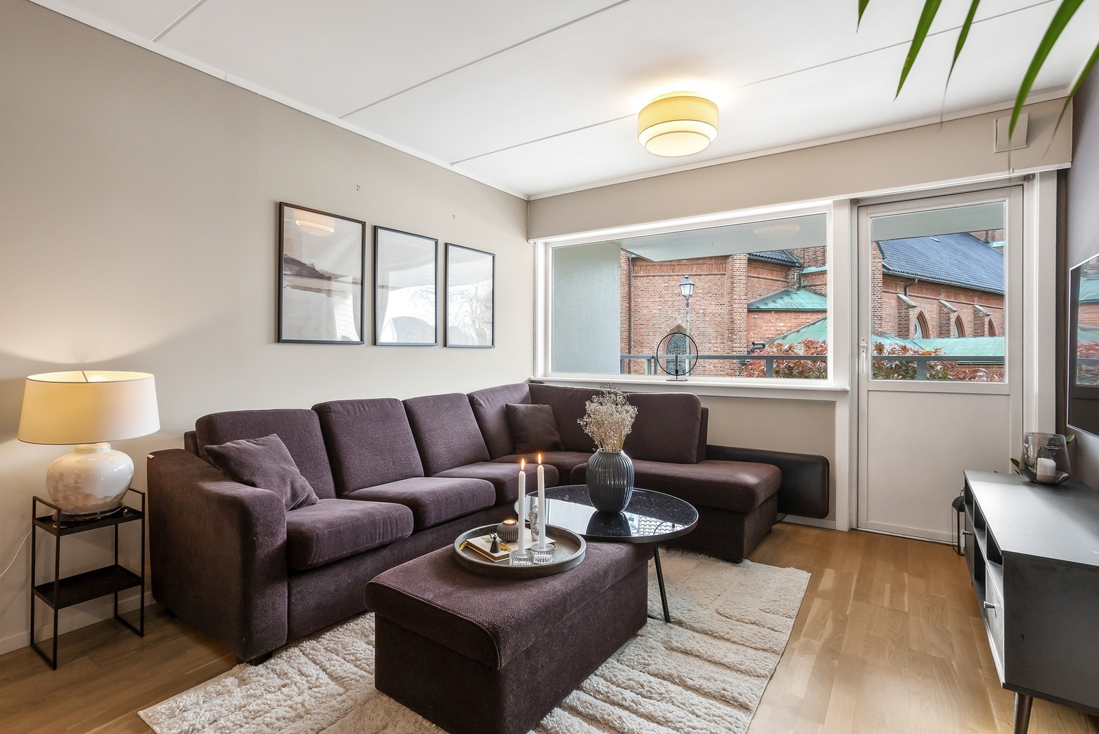 Boligen har en god planløsning og inneholder en romslig stue. Galleribilde