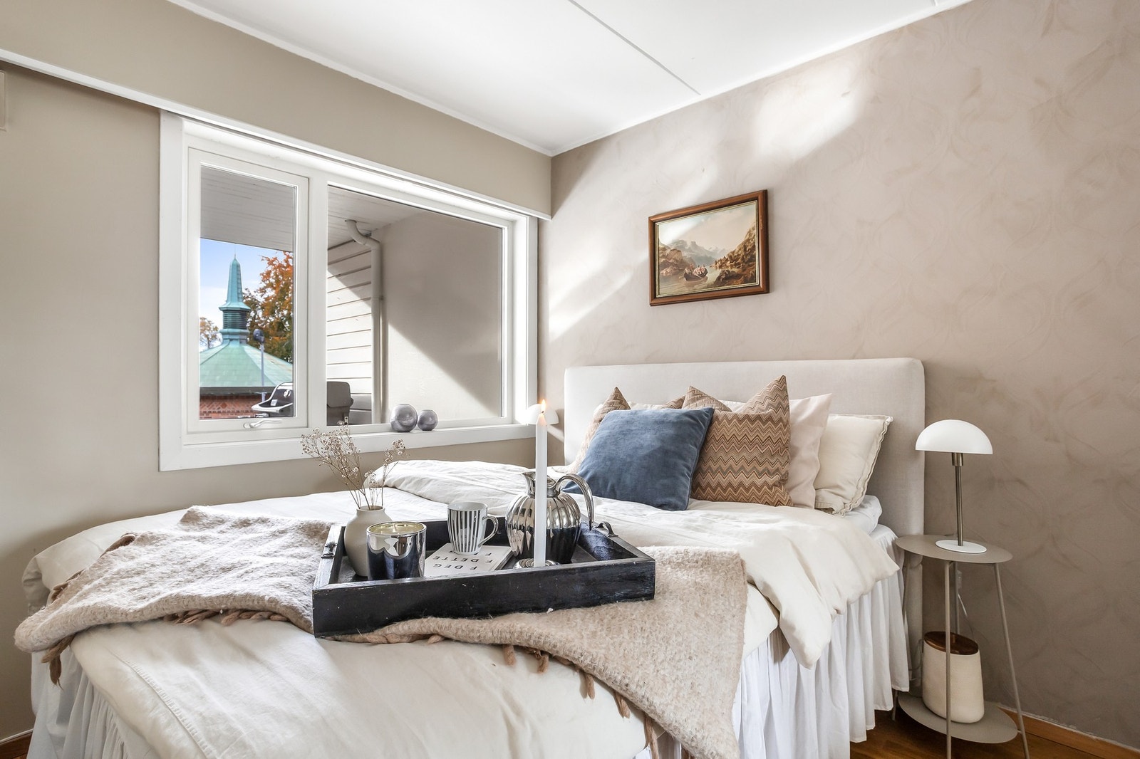 Her har du et stort soverom med god plass til seng og tilhørende møblement. Galleribilde