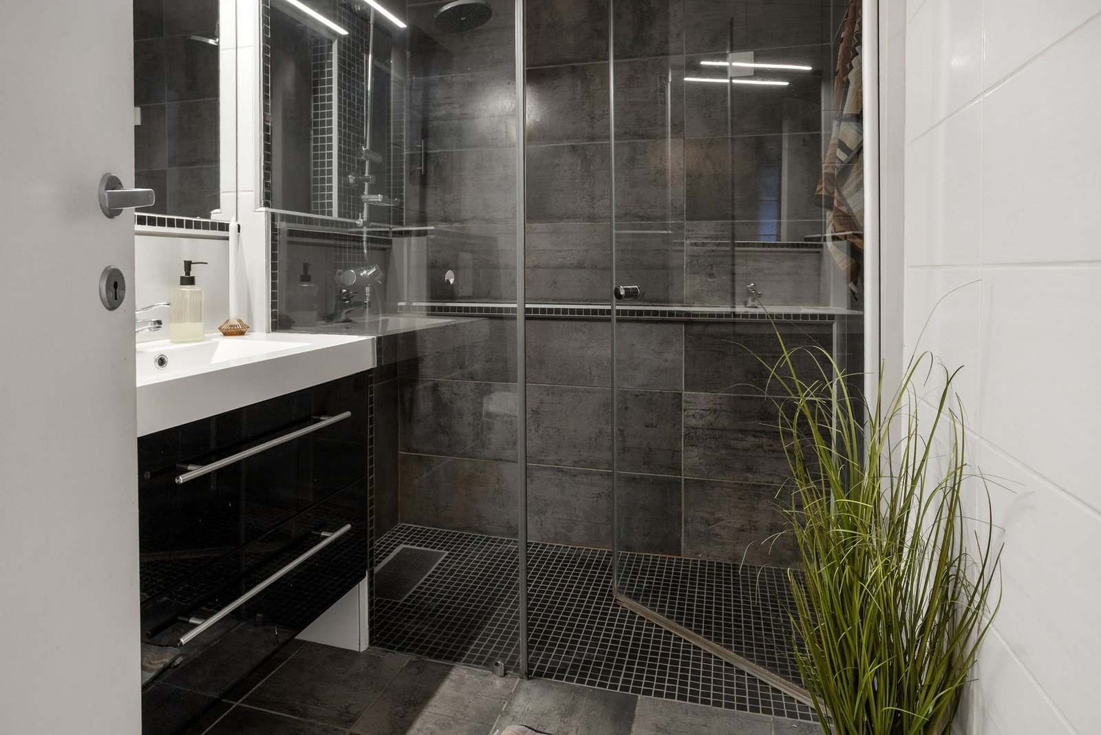 Innredet med servantinnredning, dusjnisje og wc. Galleribilde