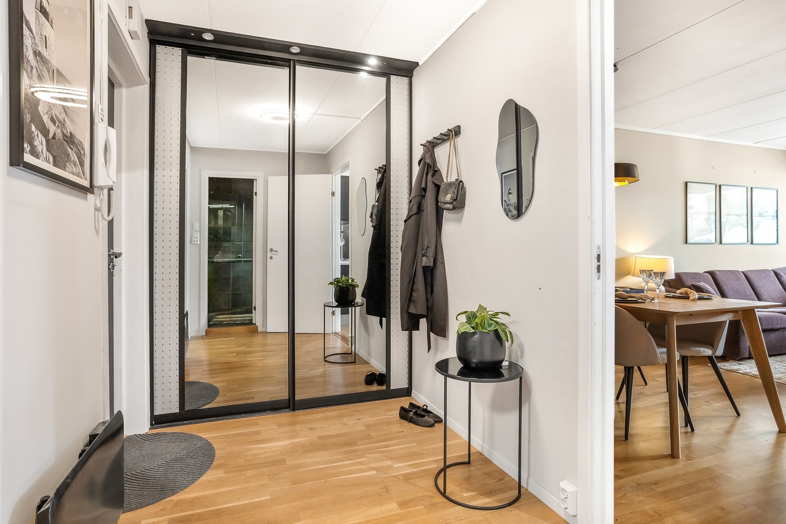 Du kommer inn til en romslig entré. Her er det god plass for å henge fra seg yttertøy i garderobeskap. Galleribilde