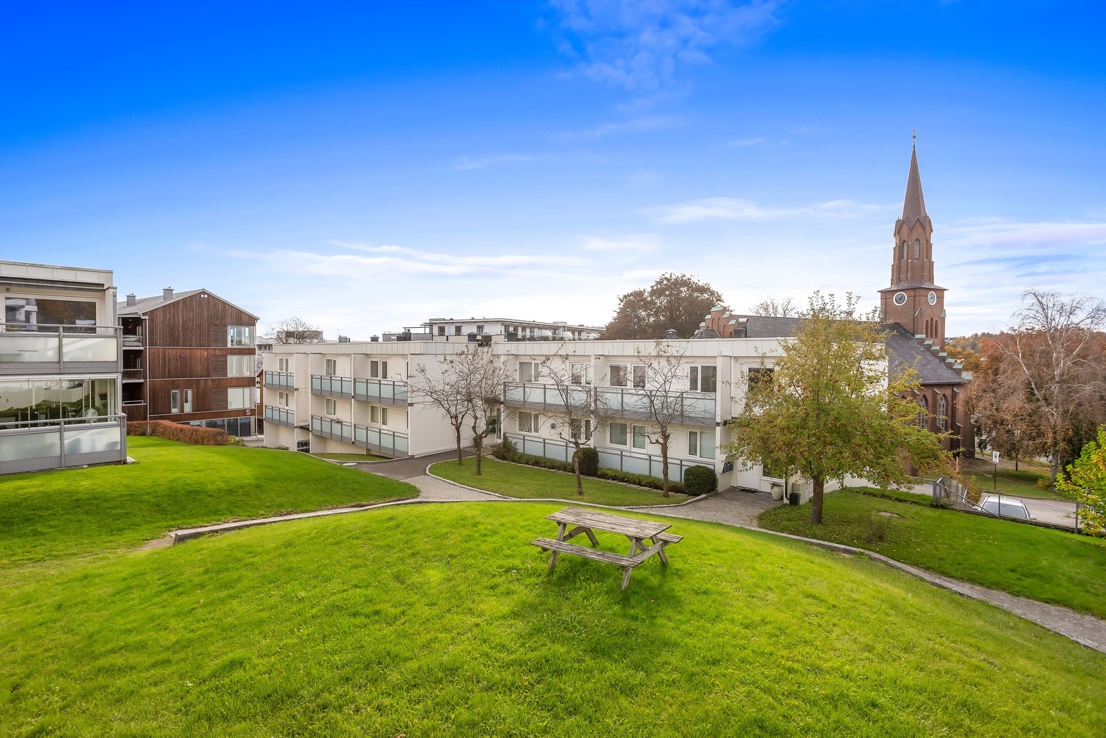 Borettslaget har egen garasje med 19 parkeringsplasser. 8 av disse leies ut til beboere i annet borettslag. Borettslaget har 18 uteparkeringsplasser. 8 av disse leies ut til beboere i annet borettslag. Galleribilde