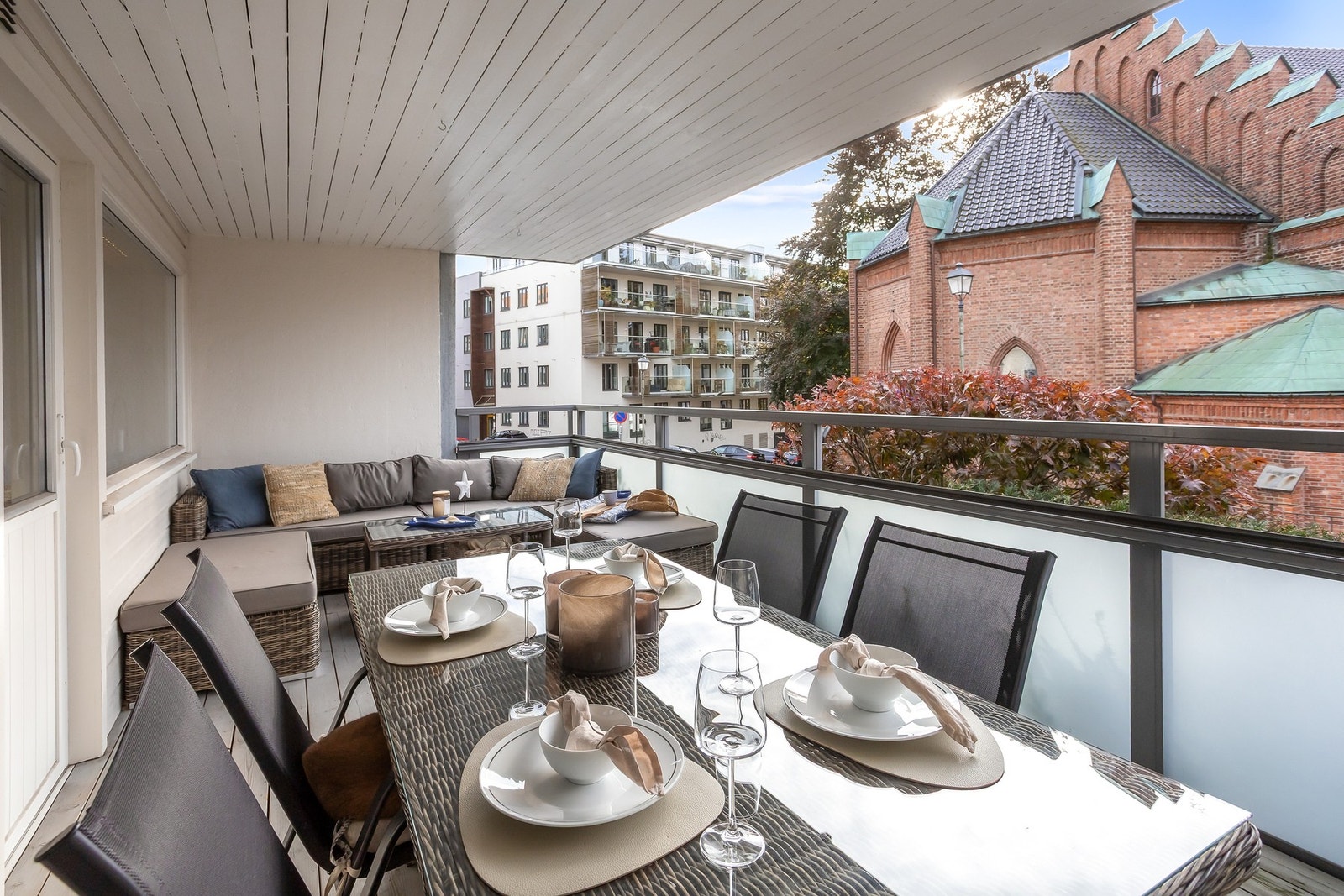 Fra stuen har du en fantastisk vestvendt balkong på ca 17m2 med nydelig utsikt over kirken. Galleribilde