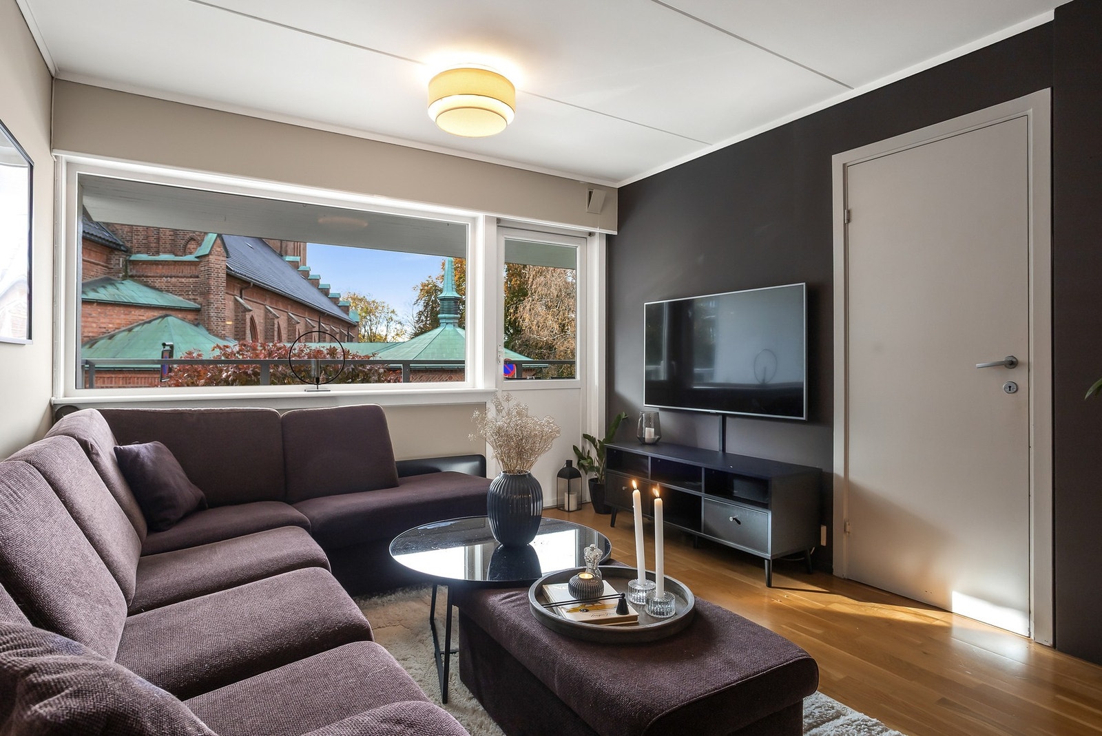 Stuen er stor og fin med en sosial dynamikk med god plass til spisestue og sofaløsning med tilhørende møblement. Galleribilde