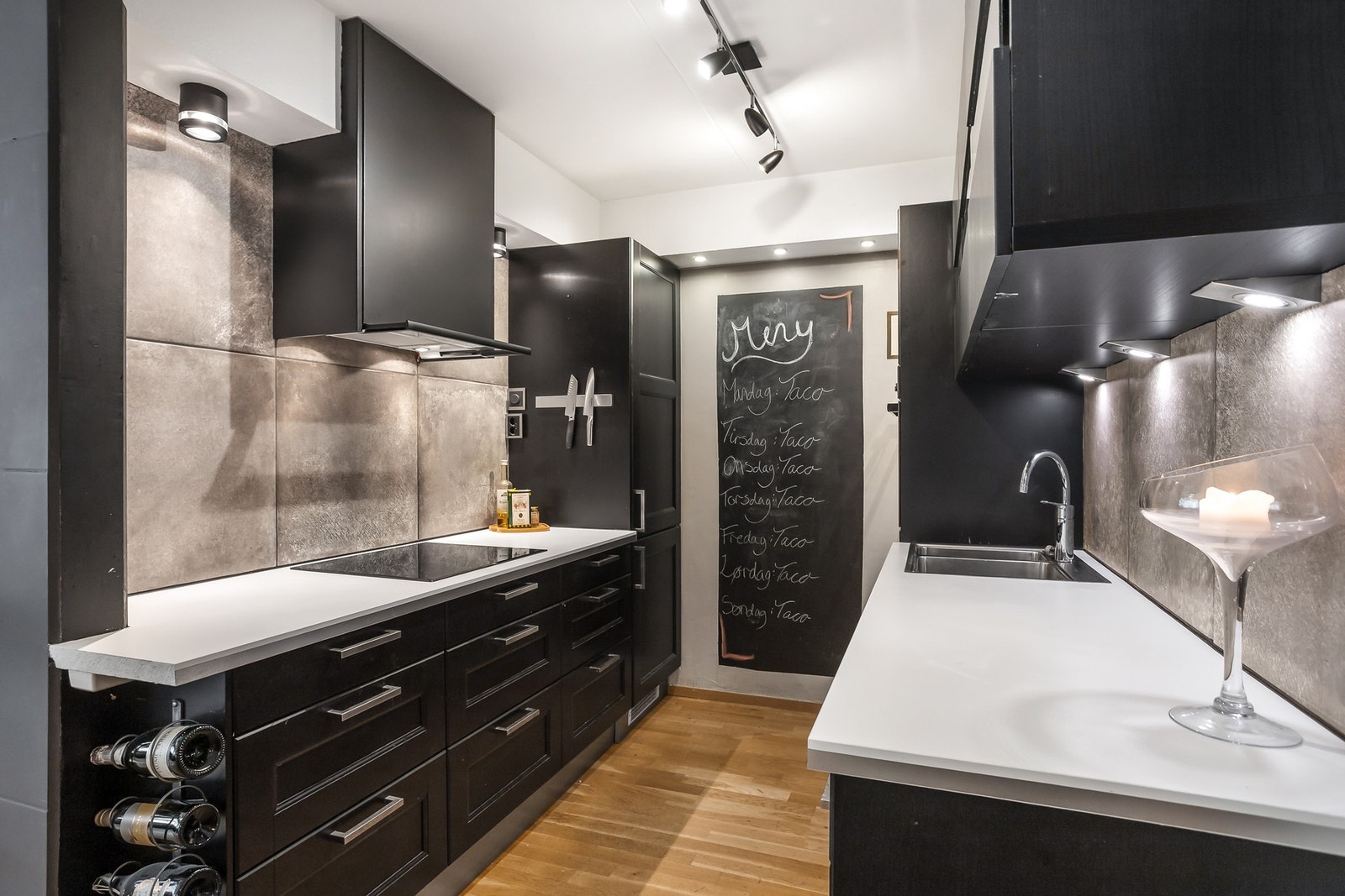 Her har du et moderne kjøkken med kjøkkeninnredning med profilerte fronter. Galleribilde